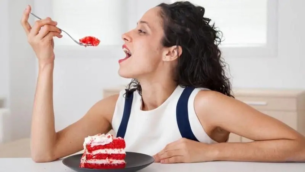 Especialistas aconselham evitar lanches ultraprocessados, como bolos, biscoitos e produtos de confeitaria, que favorecem o rápido acúmulo de gordura abdominal — Foto: Getty Images