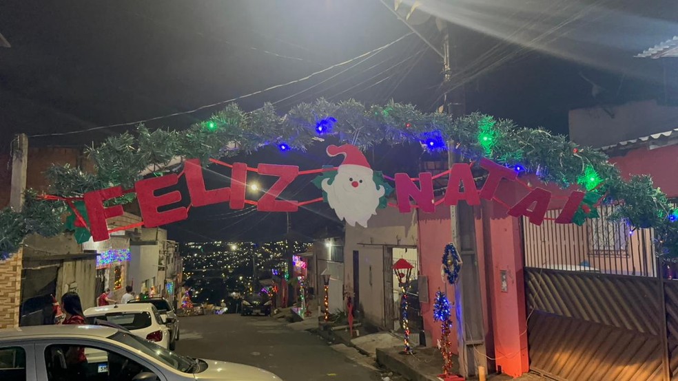 Rua no Jorge Teixeira vira atração natalina em Manaus após moradores decorarem todas as casas. — Foto: Patr
