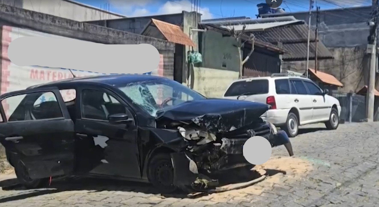 Carro desce desgovernado e capota após atingir veículo estacionado em Olaria