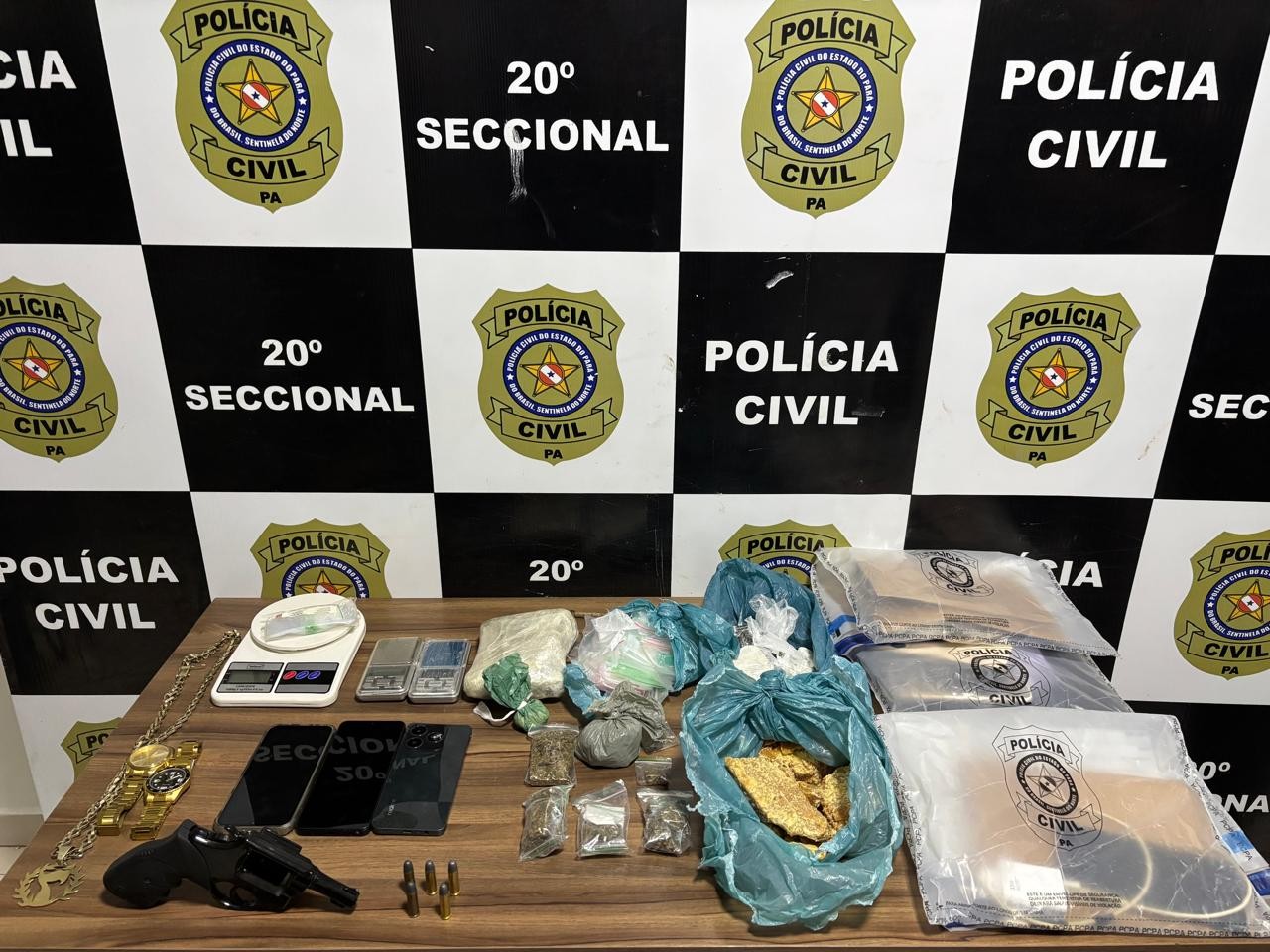 Apartamento usado como ponto de tráfico de drogas escondia crack, maconha e revólver carregado no PA