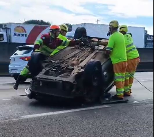 Acidente envolvendo dois carros deixa uma pessoa em estado grave em rodovia de Americana