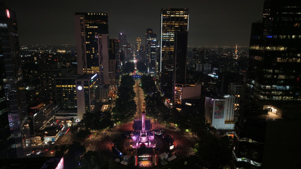 Torcedores mexicanos lotam ruas ao redor da praça Ángel de la Independencia, na Cidade do México, após vitória sobre o Equador na Copa do Mundo em 30 de junho de 2026. — Foto: REUTERS/Luis Cortes