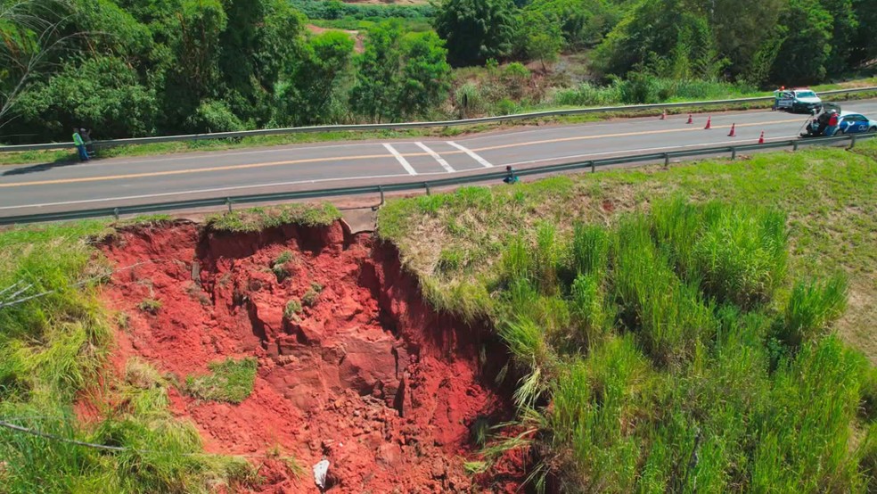 Rodovia Transbrasiliana é interditada entre Marília e Ourinhos após erosão causada por chuvas — Foto: Claudio Farneres/TV TEM