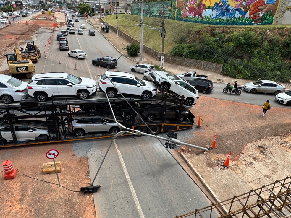 Caminhão Cegonha derruba semáforo na Avenida Miguel Sutil — Foto: Reprodução