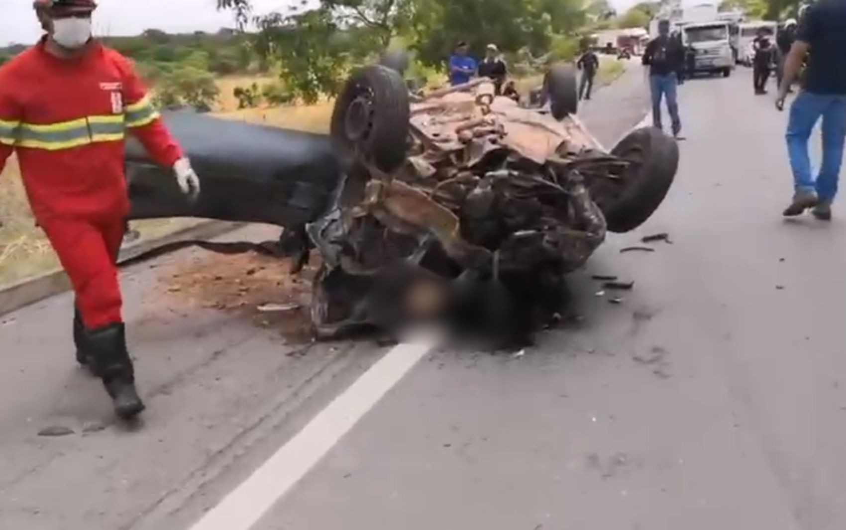 Três pessoas morrem em acidente entre carro e ambulância na BR-153