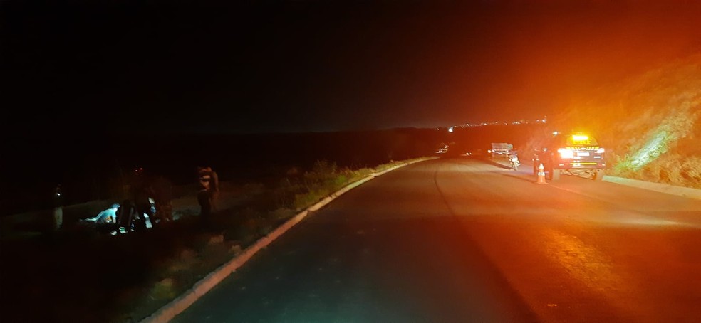 Um homem de 41 anos ficou ferido após cair de uma motocicleta, na BR-242, no trevo do Aeroporto de Barreiras — Foto: Reprodução/Redes Sociais