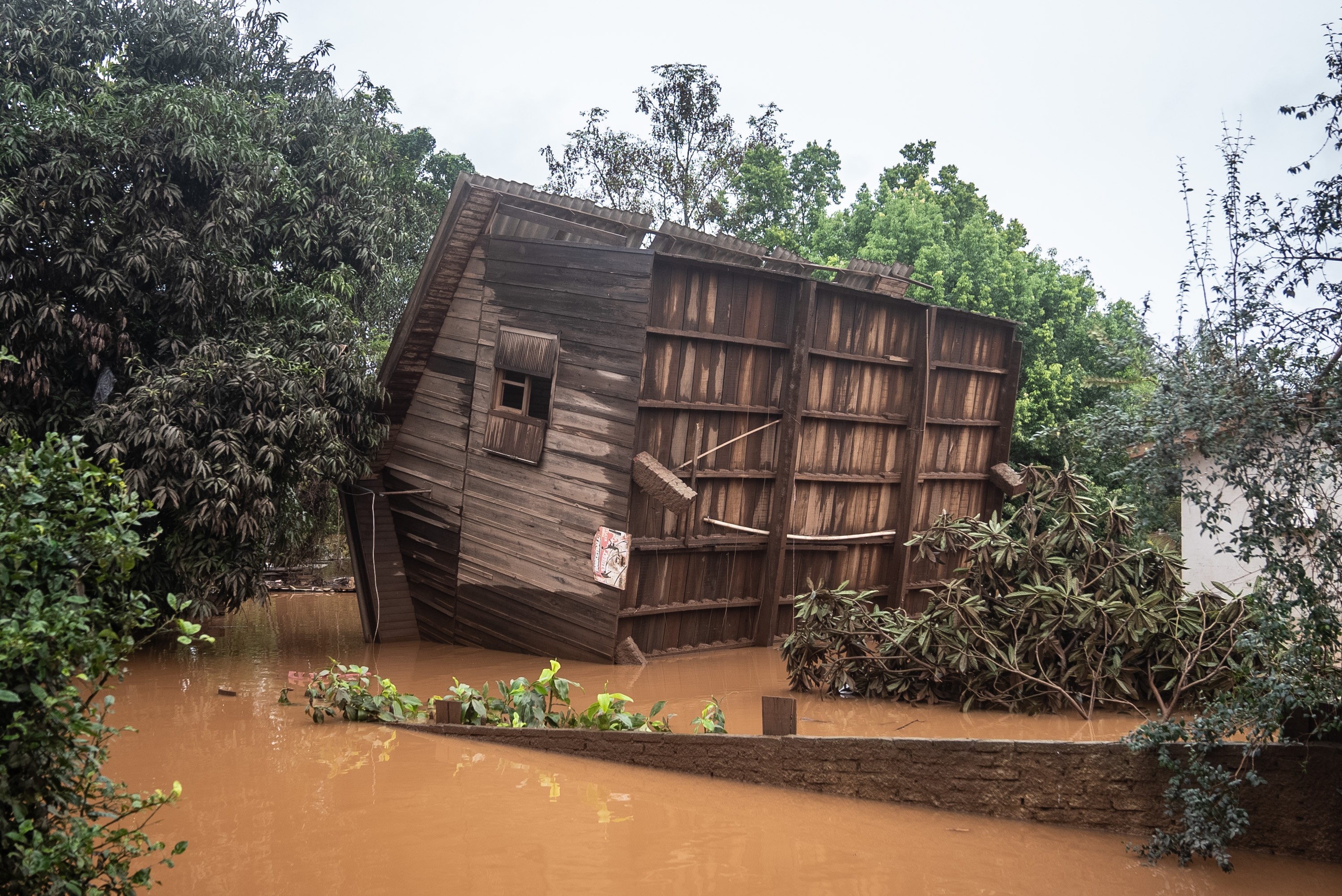 Casa tombada, cemitério alagado e lama por todos os lados: a situação de Lajeado após série de enchentes