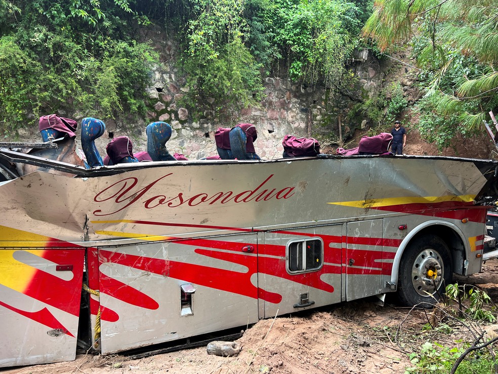 Os destroços do ônibus em Magdalena Penasco, México, 5 de julho de 2023. — Foto: REUTERS/Jose de Jesus Cortes