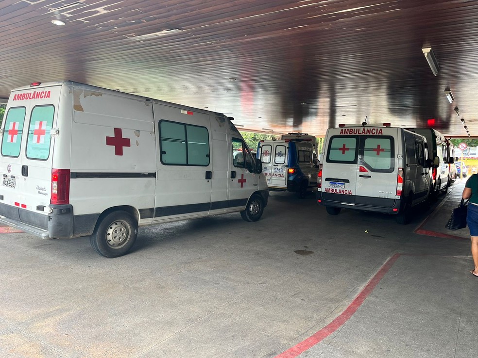 Ambulâncias retidas no hospital Monsenhor Walfredo Gurgel, em Natal RN, no dia 4 de julho — Foto: Vinícius Marinho/Inter TV Cabugi