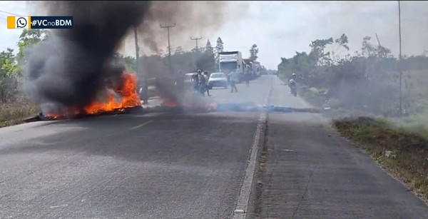 Logo após o acidente, ainda nessa terça, moradores atearam fogo em galhos e pneus como forma de protesto. — Foto: Reprodução/TV Mirante