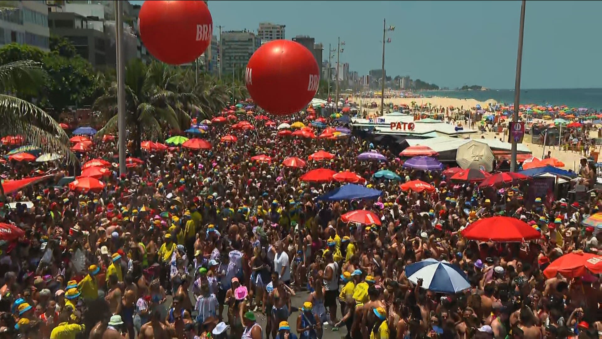 Blocos arrastam foliões pelas ruas do Rio; Areia leva 100 mil pessoas ao Leblon 
