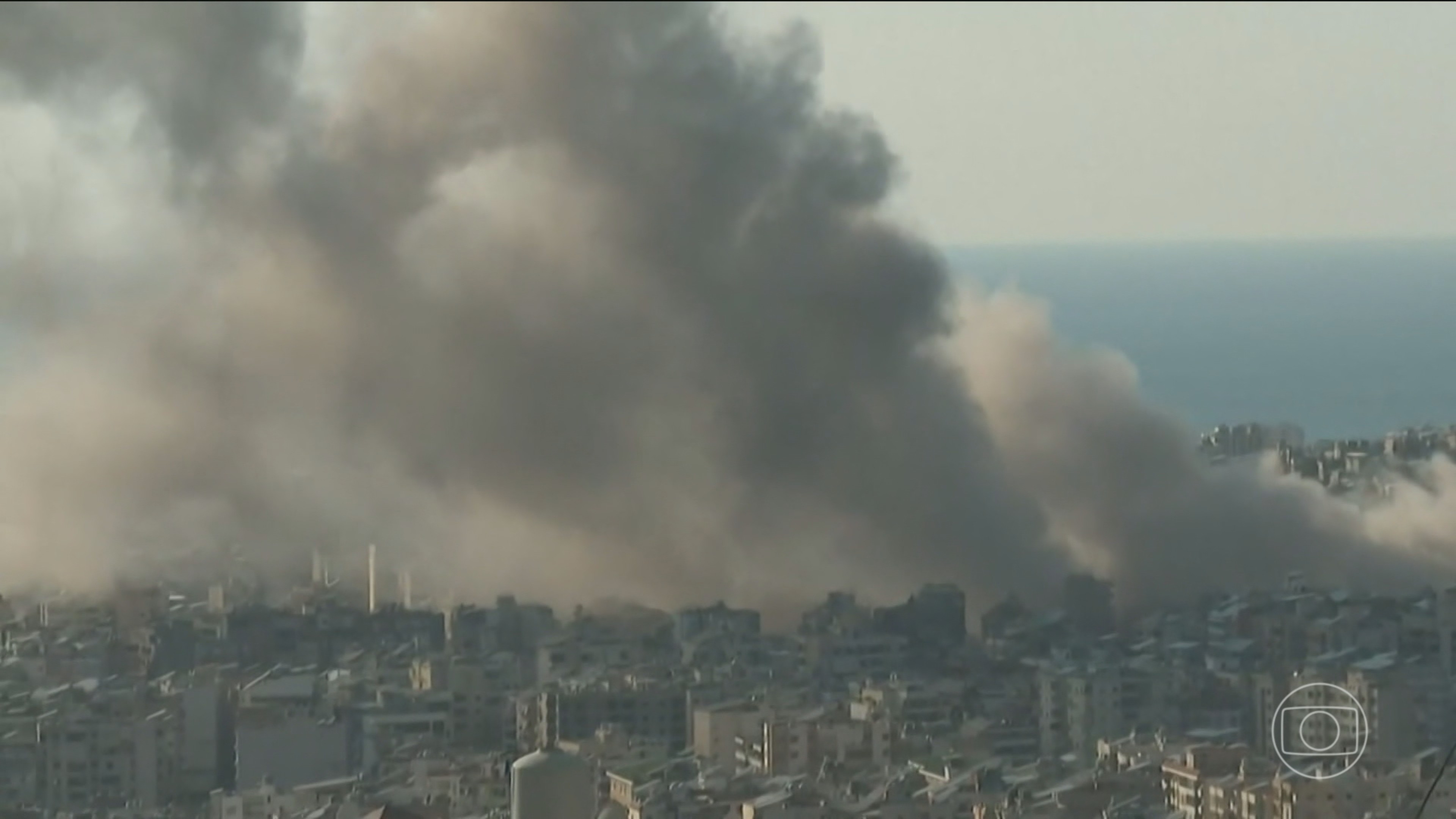 No Líbano, Hezbollah lança mísseis e drones contra Israel, que responde com ataques aéreos em grande escala