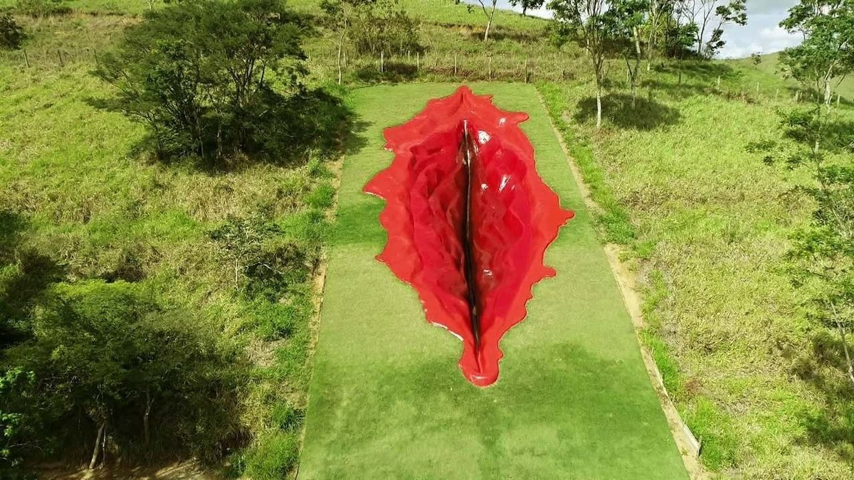 Escultura de 33 metros em formato de vulva é instalada no alto de montanha  e gera polêmica