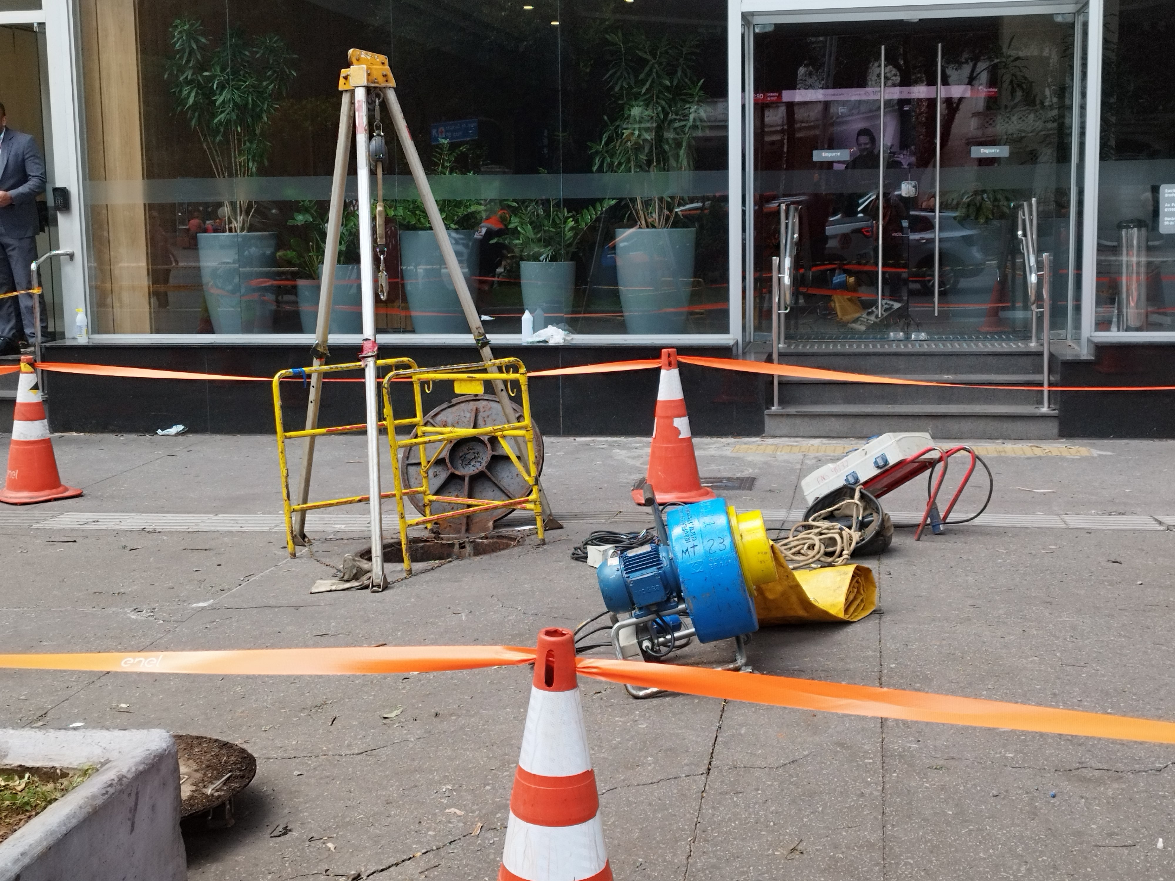 Bueiro explode e deixa 3 pessoas feridas na Avenida Paulista, em SP