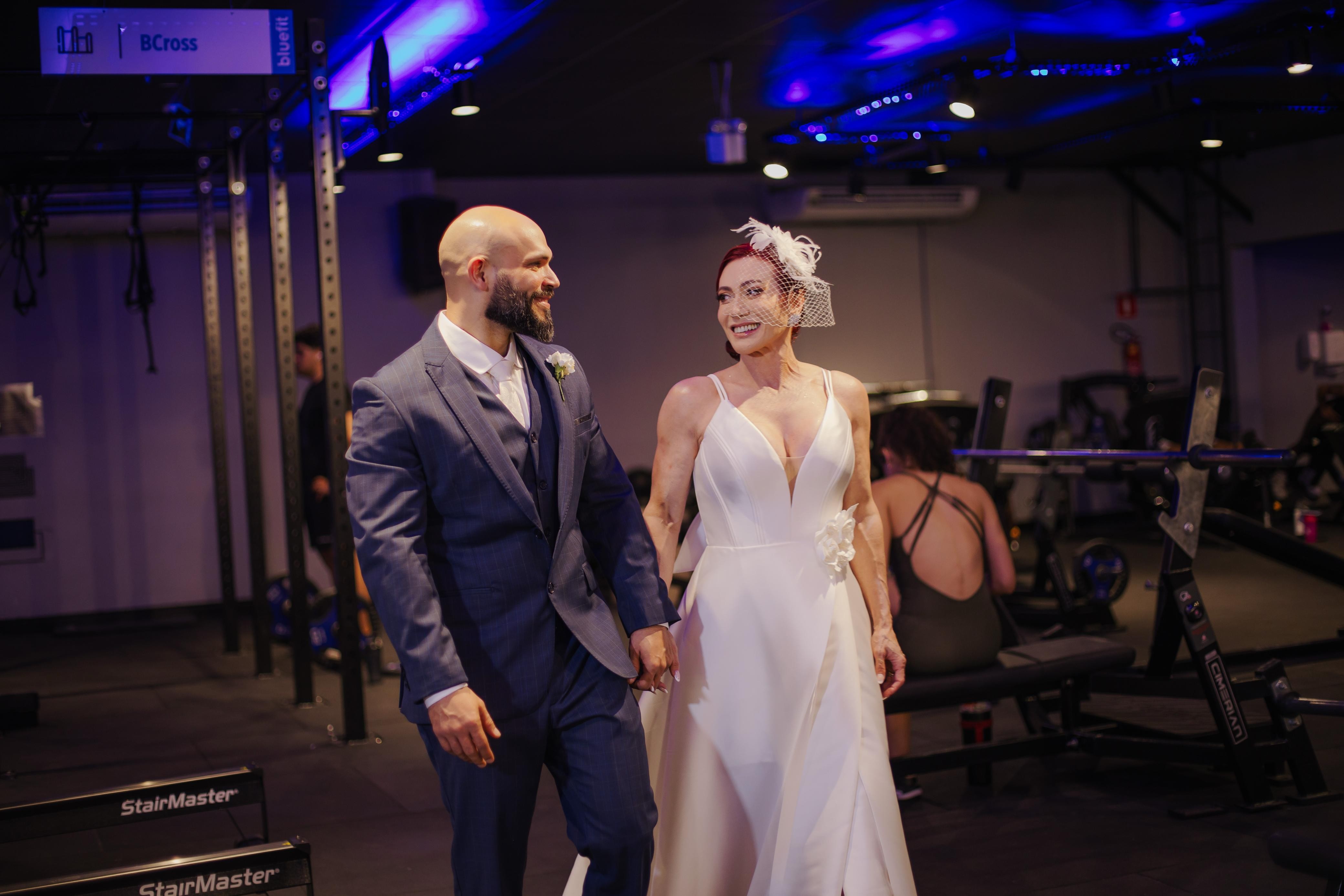 Casal se sentiu à vontade ao tirar fotos de casamento em ambiente que frequentam no cotidiano — Foto: Reprodução/Arquivo Pessoal