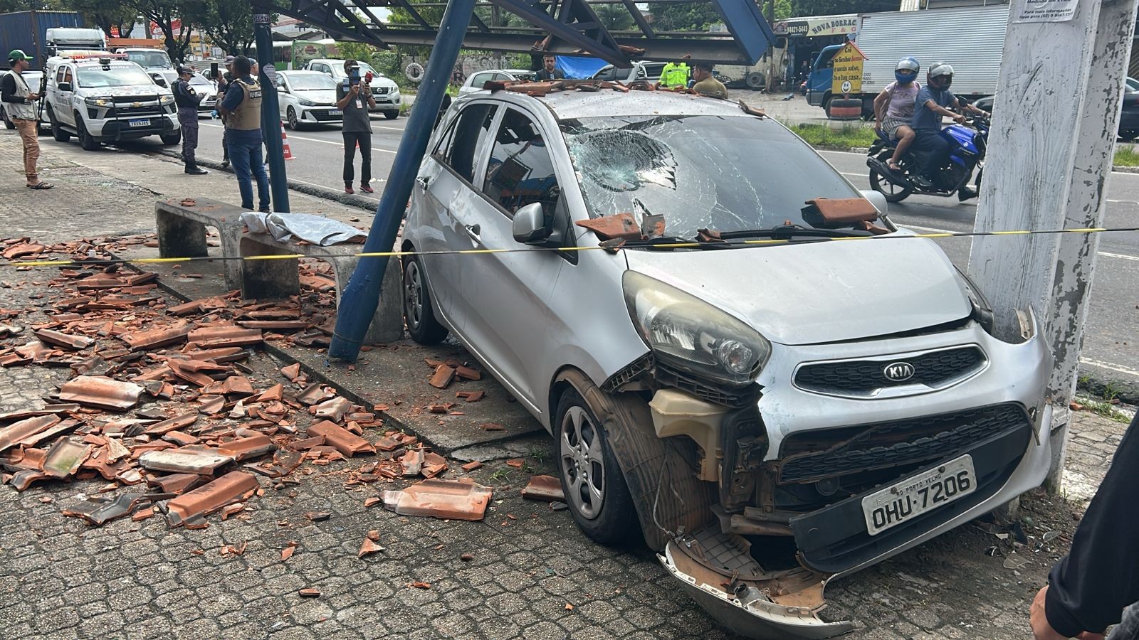 Homem morre atropelado após carro desgovernado invadir parada de ônibus na Zona Leste de Manaus
