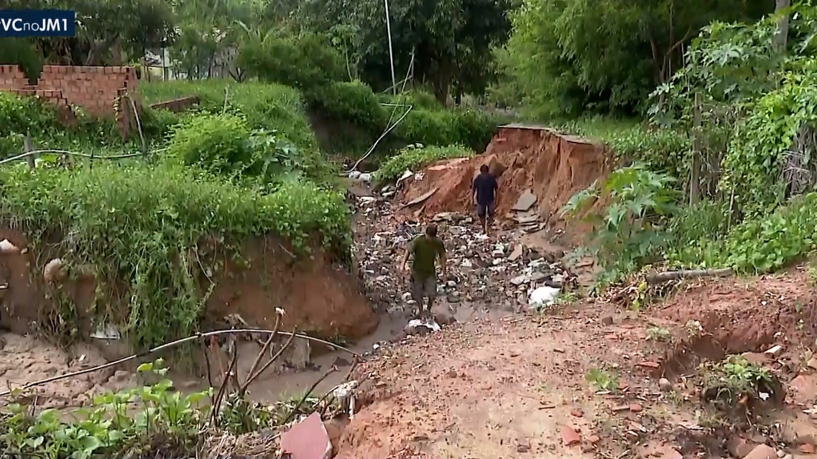 Cratera em rua compromete acesso ao Porto do Cardoso e prejudica moradores e pescadores em Raposa