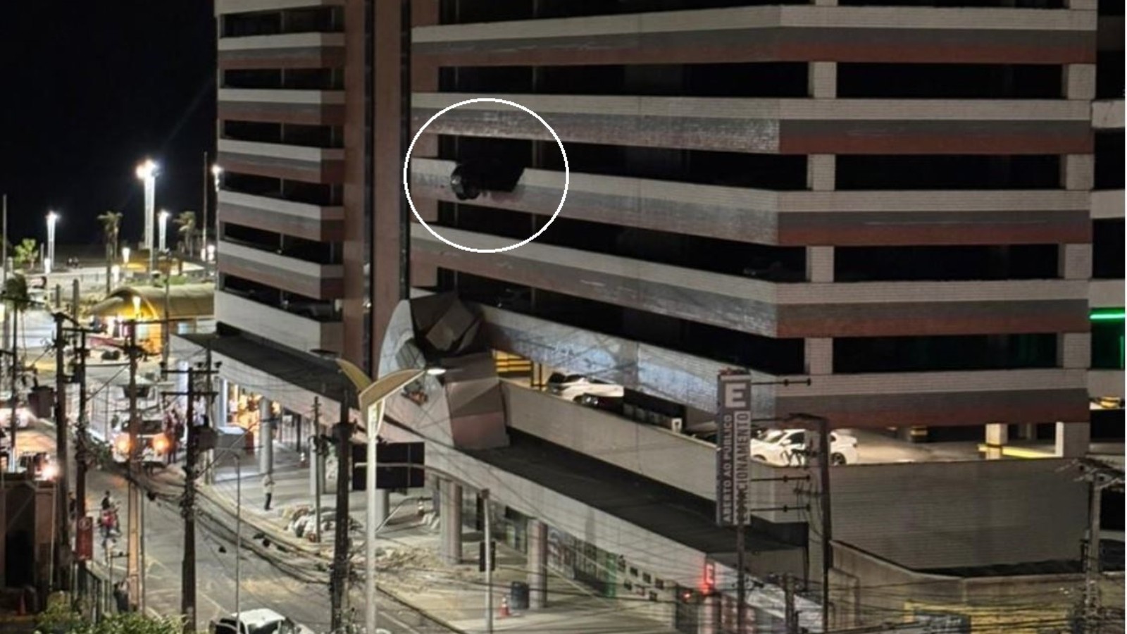 VÍDEO: Carro fica suspenso e por pouco não cai de estacionamento no 4º andar de prédio em Fortaleza