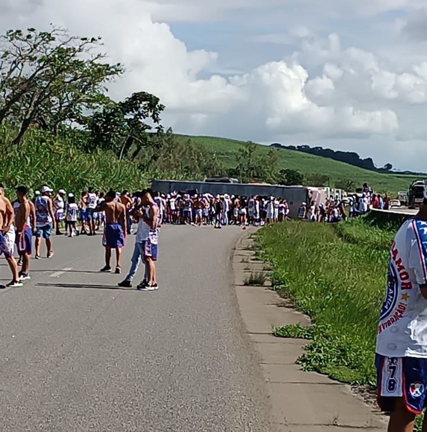 Ônibus que levava torcedores do Bahia para jogo contra o Sport no Recife tomba na BR-101