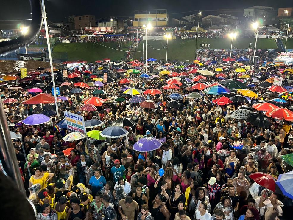 Multidão lota Arena Pronaica, em Cajazeiras, para acompanhar final do BBB 24 — Foto: Nathália Amorim/iBahia