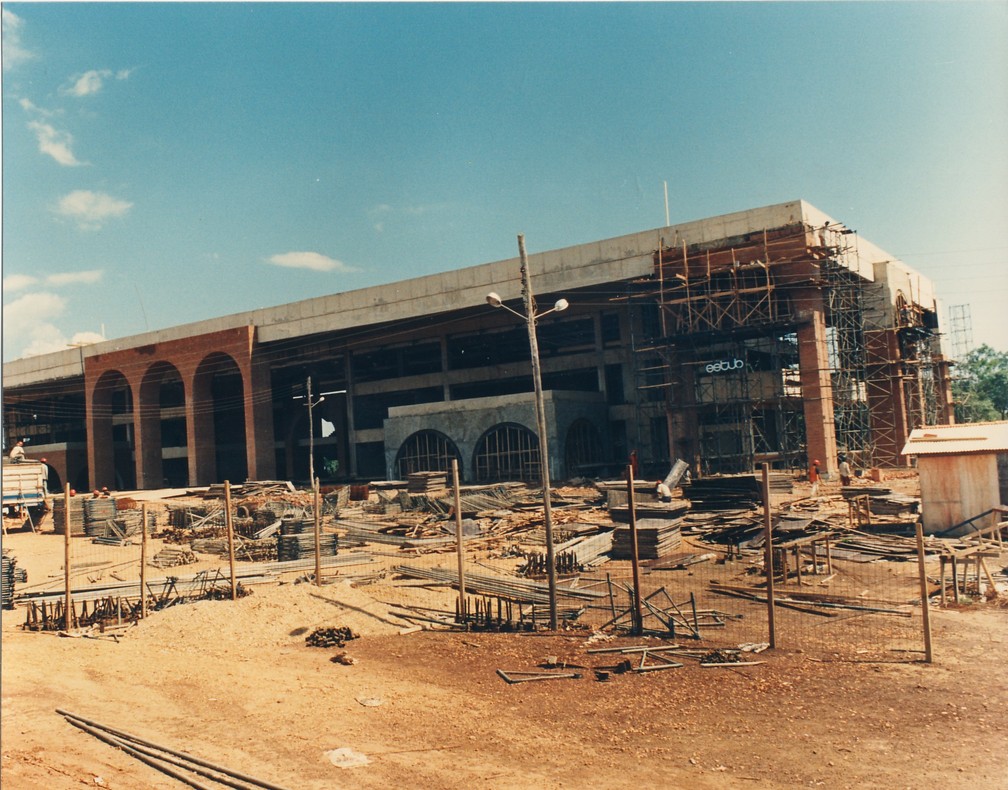 Pal&Atilde;&iexcl;cio Araguaia, atual sede do governo estadual, sendo constru&Atilde;&shy;do; obras terminaram em mar&Atilde;&sect;o de 1991 &acirc;&euro;&rdquo; Foto: Siqueira Campos/Arquivo Pessoal