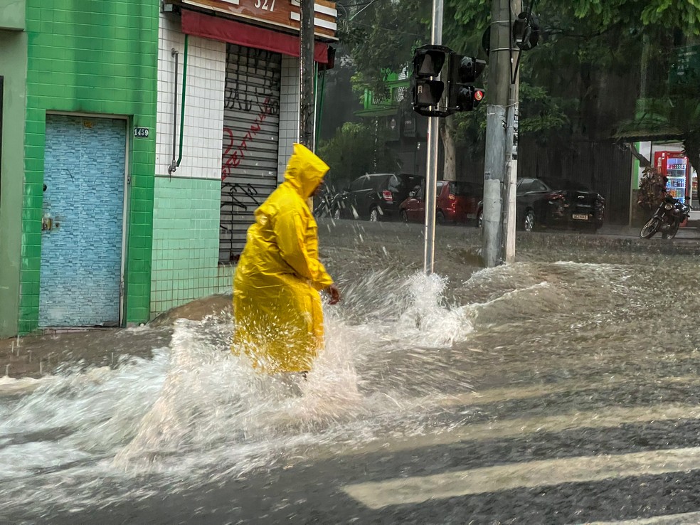 A forte chuva que atingiu São Paulo na tarde desta sexta-feira (24) provocou uma enxurrada na rua João Ramalho, no bairro de Perdizes, região oeste da cidade — Foto: ALEX MIRANDA/ATO PRESS/ESTADÃO CONTEÚDO