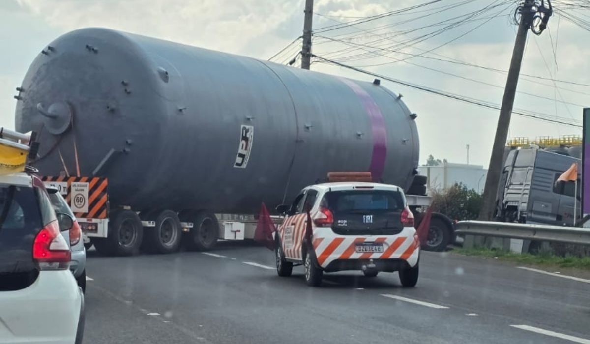 Carreta tomba e fica presa ao tentar fazer curva em rodovia de Monte Mor