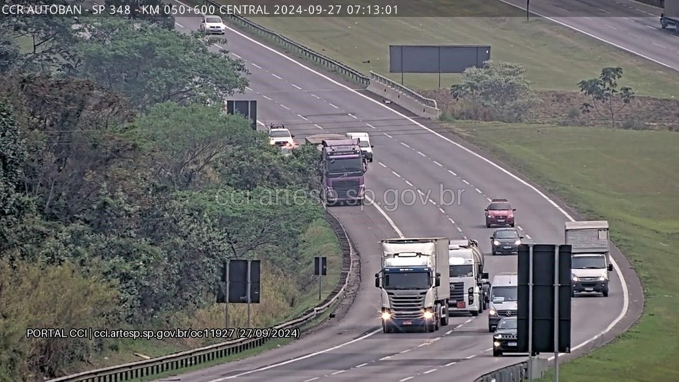 Acostamento da SP-348, na altura do quilômetro 50, permanece interditado na manhã desta sexta-feira (27) — Foto: Artesp/Divulgação