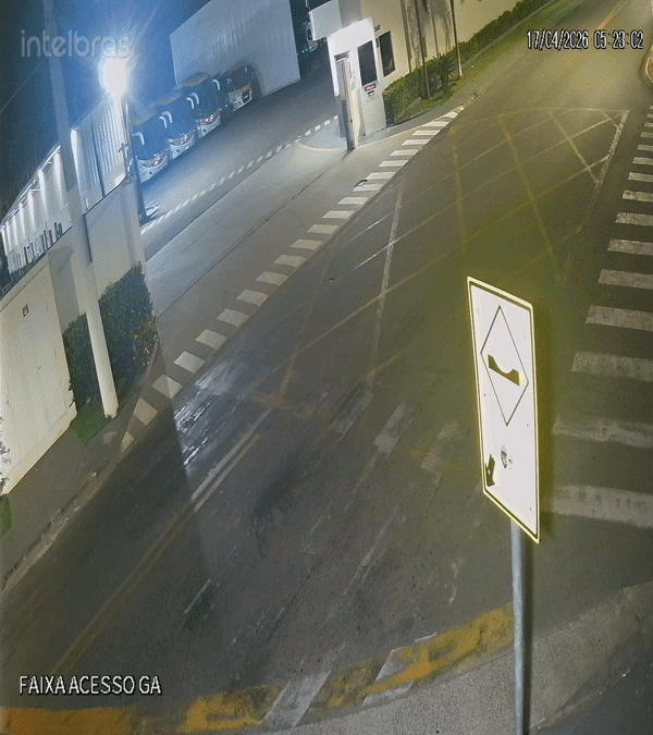 Casal fica ferido após bater carro em poste durante fuga da polícia em Valinhos