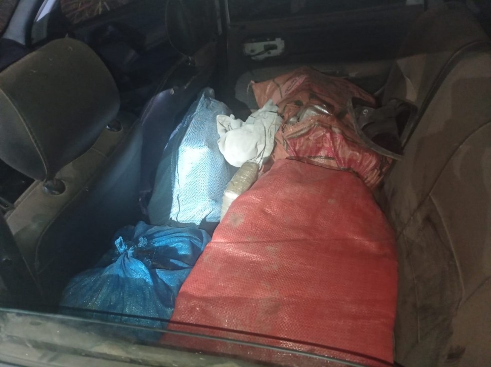 Droga foi encontrada escondida em sacos de fibra — Foto: Arquivo/4º Batalhão da PM-AC