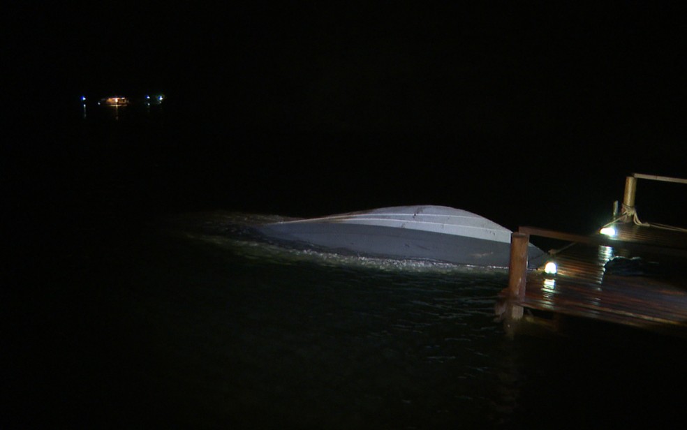 Lancha bateu em píer e matou seis pessoas no Rio Grande, entre Rifaina (SP) e Sacramento (SP) — Foto: Lindomar Cailton/EPTV