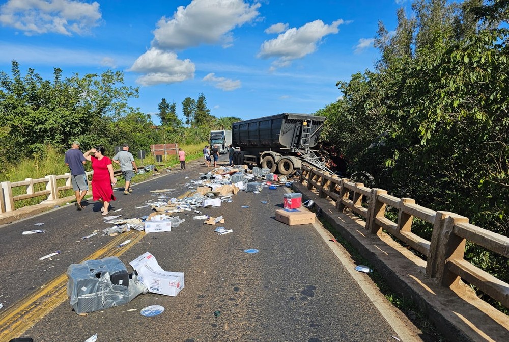Acidente grave entre caminhões e carreta deixa um morto e dois feridos na BR-153, em Frutal
