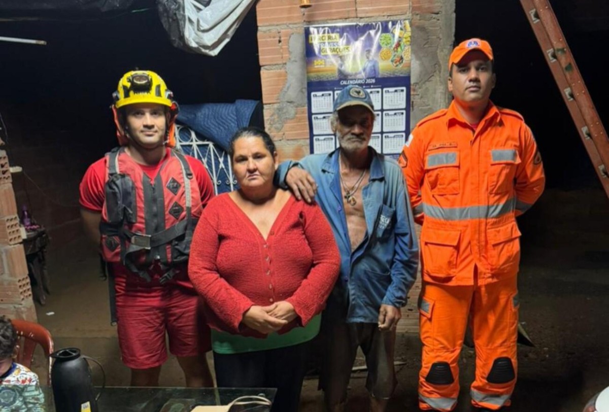 Surpreendido por 'cabeça d’água', idoso fica ilhado em contêiner após resgatar esposa e filhotes de cachorro em Montes Claros