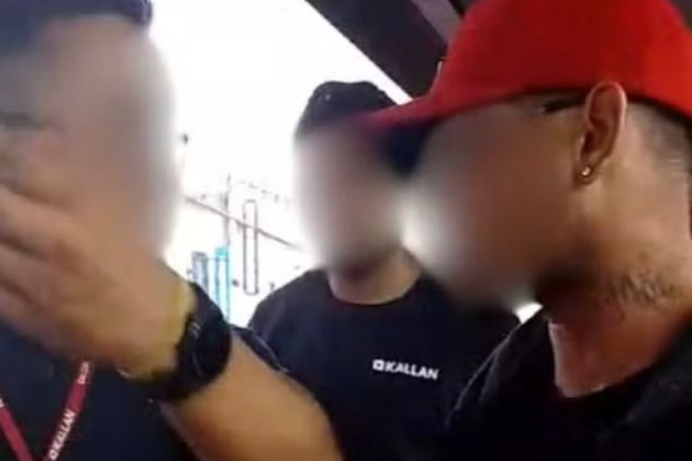 Funcionário aborda o garçom (de boné vermelho) durante acusação de furto a loja em Peruíbe (SP) — Foto: Arquivo pessoal