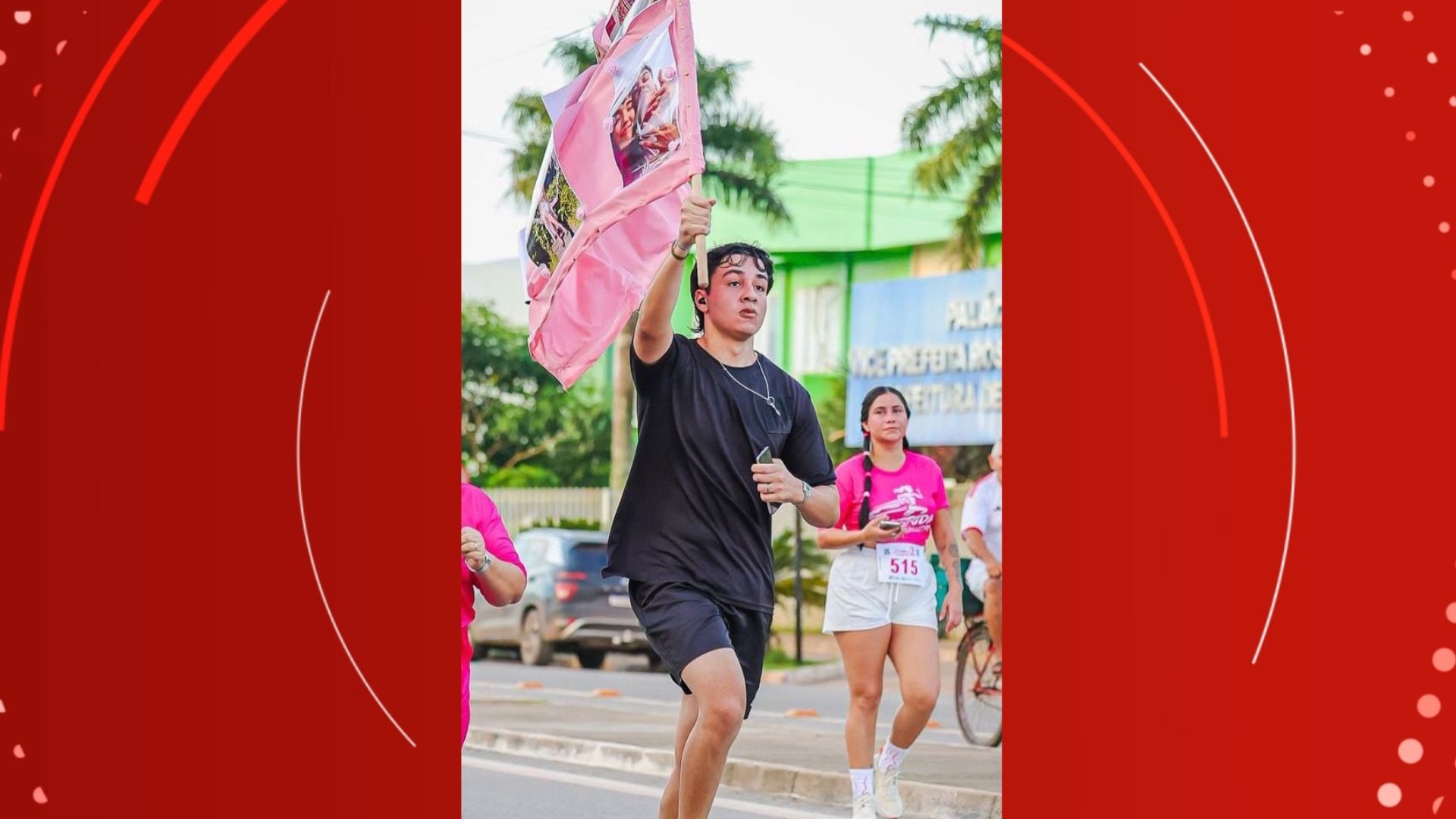 Namorado de jovem morta em Santana corre com bandeira em ato por justiça