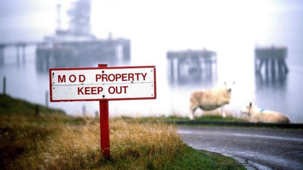 A placa deixava claro que visitantes não eram bem-vindos à ilha. — Foto: GETTY IMAGES via BBC