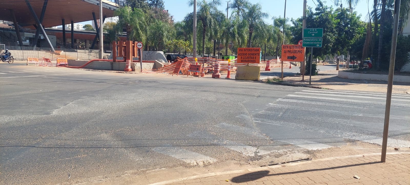 Cruzamento da avenida Philadelpho Gouveia Neto é interditado para ampliação de interceptor de esgoto