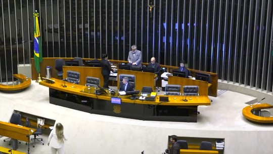 Bastidores: Câmara mobilizou para votar blindagem, mas recuou após ministros do STF serem avisados de texto inconstitucional - De acordo com apuração do blog, pelo menos dois ministros da Corte ficaram perplexos e procuraram lideranças para saber se o texto em discussão era verdade. Aviso feito por lideranças da base do governo irritou centrão e gerou bate boca.