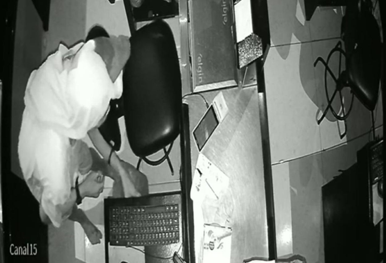 VÍDEO: Homem é preso por furto a comércio em Grajaú; suspeito usava sandália roubada do local ao ser detido