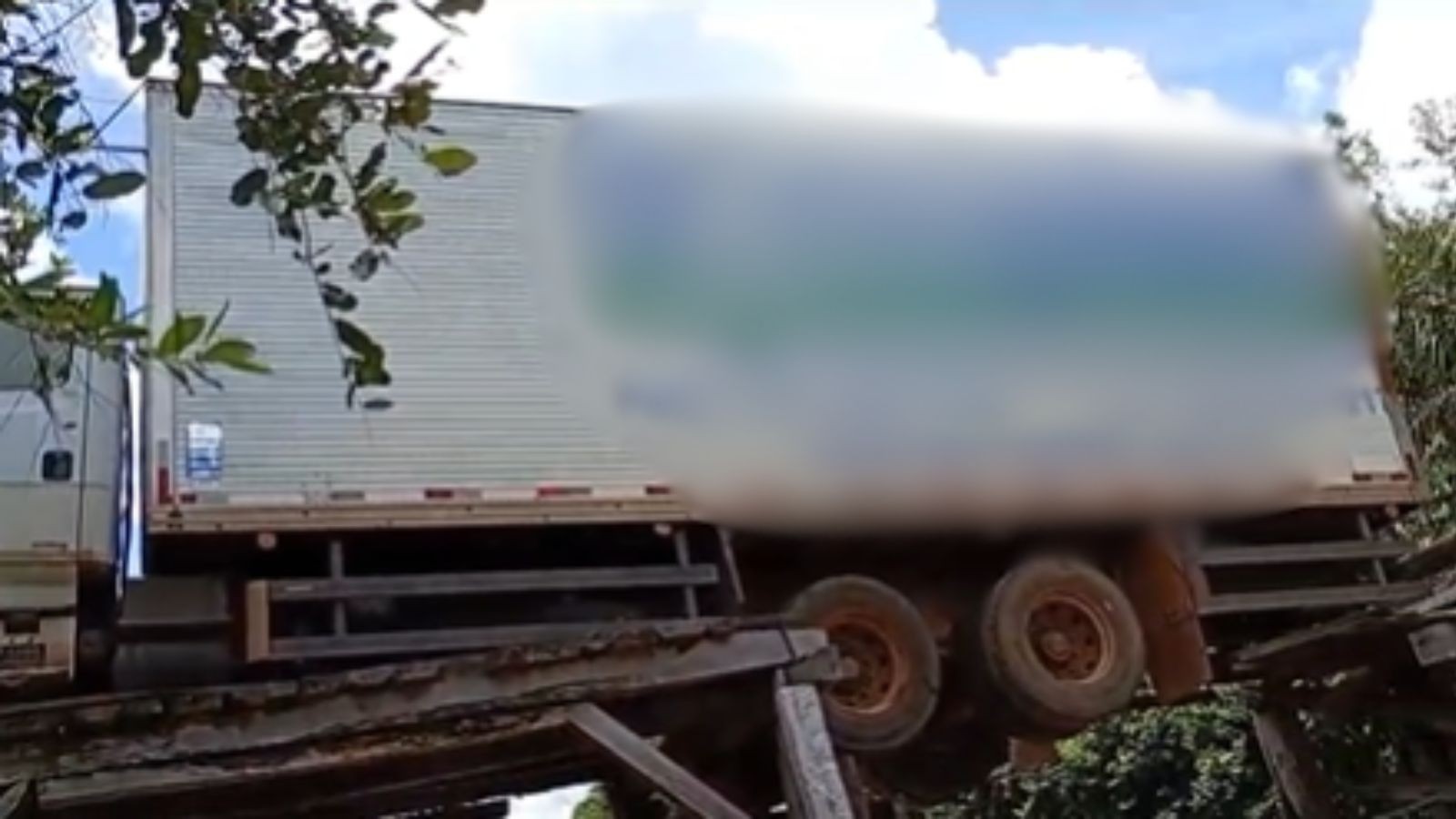 Caminhão com carga de 11 toneladas fica preso após ponte de madeira ceder no Piauí