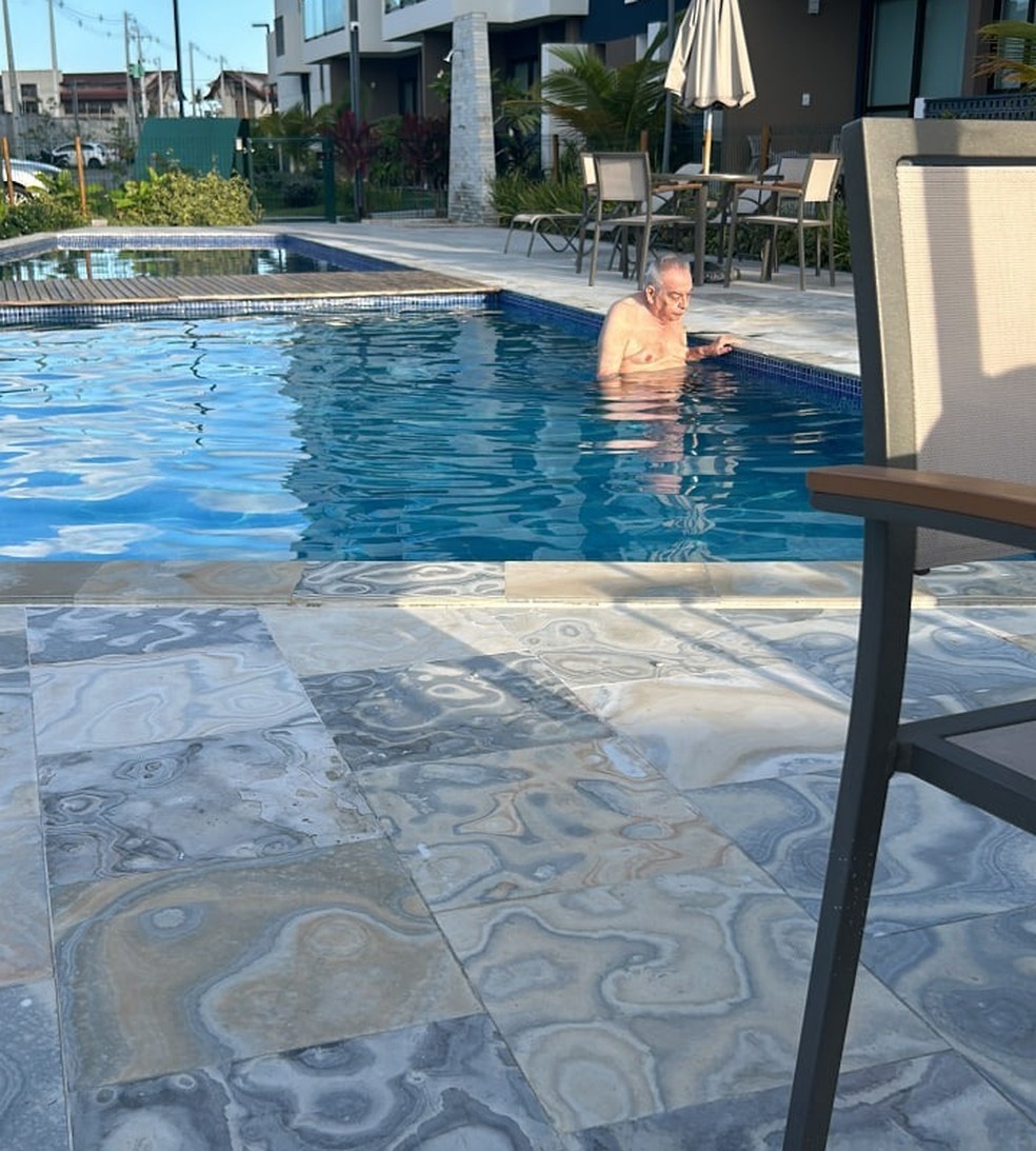 Fernando Cunha Lima foi fotografo na piscina de um resort, em Pernambuco — Foto: Reprodução/TV Cabo Branco