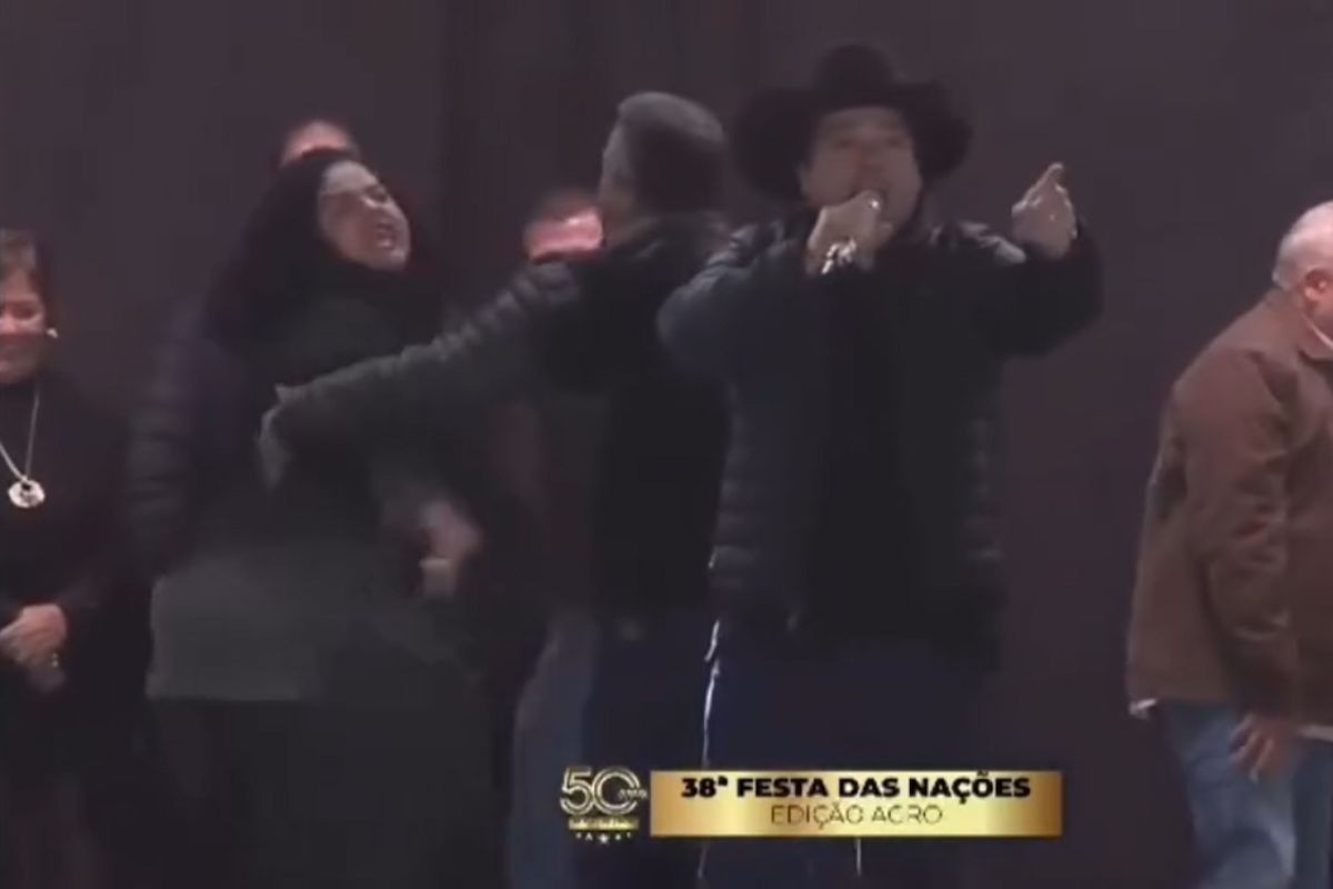 VÍDEO: vereadora tenta tomar microfone e derruba chapéu de deputado em festa de MS