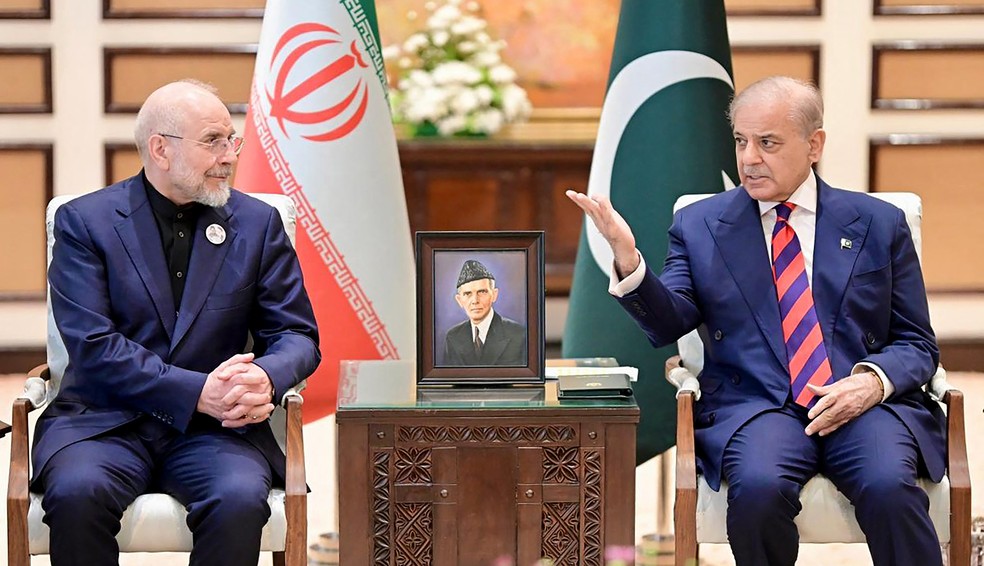 O primeiro-ministro do Paquistão, Shehbaz Sharif (à direita), conversa com o presidente do Parlamento do Irã, Mohammad Bagher Ghalibaf, antes das negociações de paz entre Estados Unidos e Irã, em Islamabad. Foto divulgada em 11 de abril de 2026 pelo Gabinete do Primeiro-Ministro do Paquistão. — Foto: Gabinete do Primeiro-Ministro do Paquistão via AFP