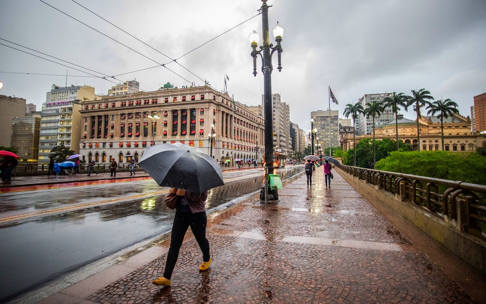 Em foto de arquivo, pedestres enfrentam garoa no Viaduto do Chá, no Centro de São Paulo — Foto: Cris Faga/Fox Press Photo/Estadão Conteúdo