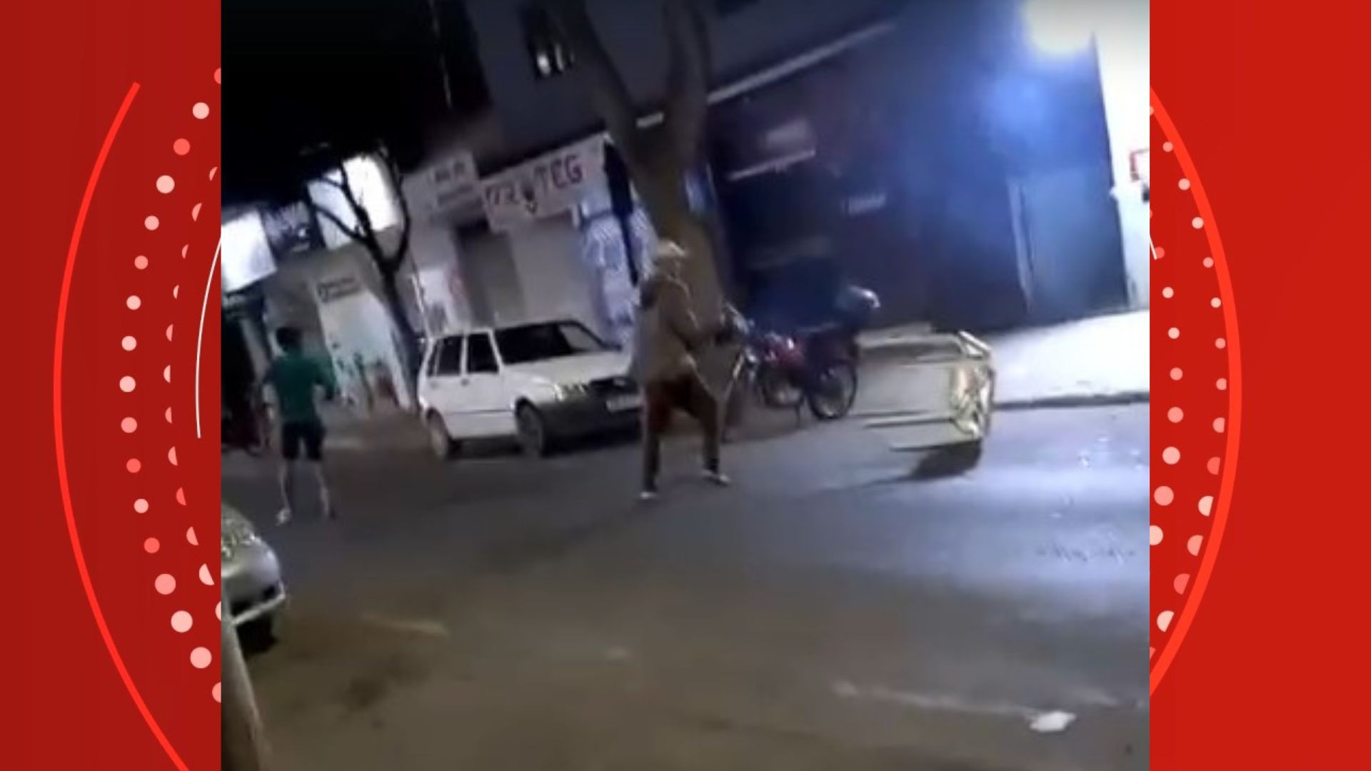 VÍDEO: homem ameaça clientes e dona de bar com motosserra ligada no ES
