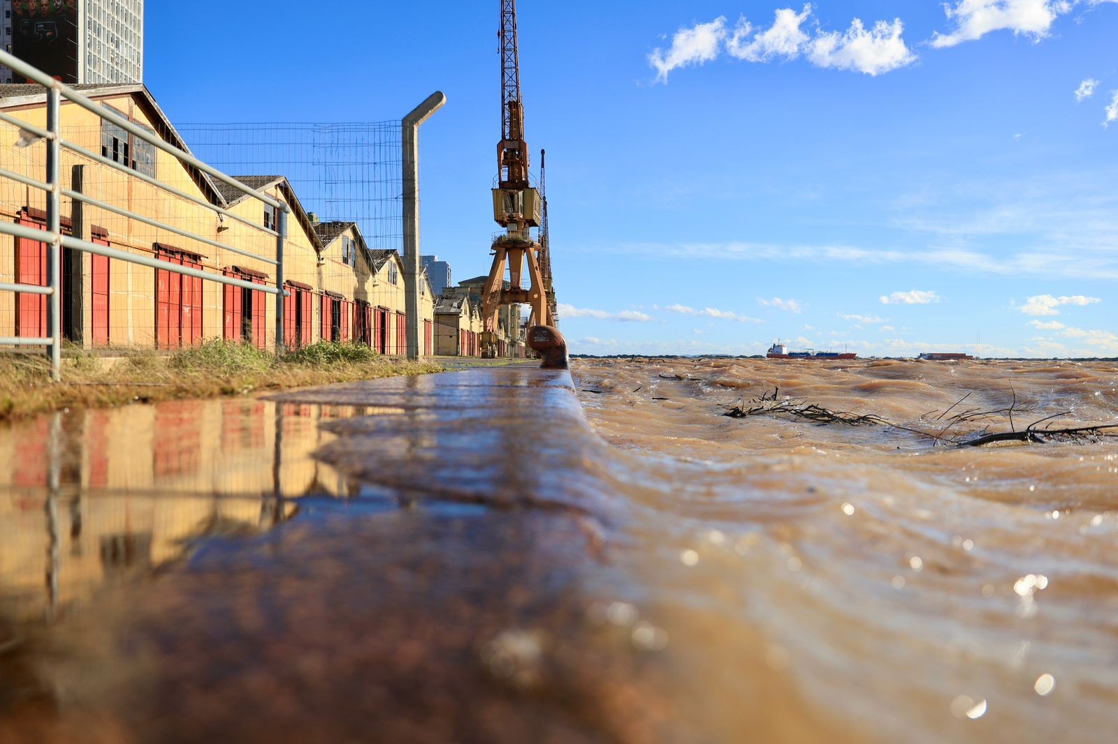 Acima da cota de alerta pelo 4º dia seguido, Guaíba avança e águas invadem Orla, em Porto Alegre