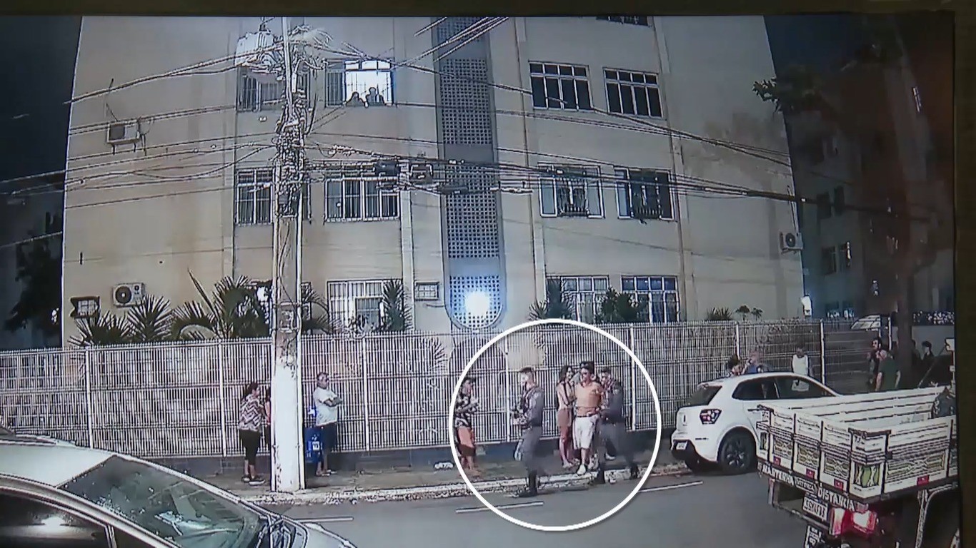VÍDEO: homem é preso ao ser flagrado agredindo mulher dentro de carro mesmo após vítima recusar denúncia no ES