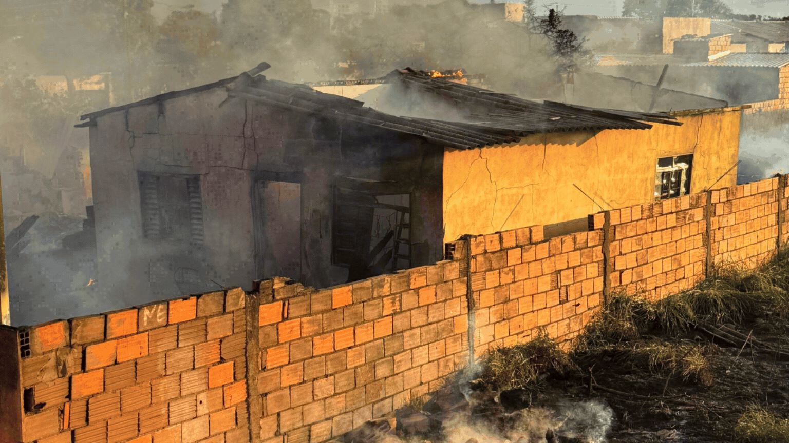 Casa é destruída após fogo de queimada em lote se espalhar e atingir imóvel em Araguari