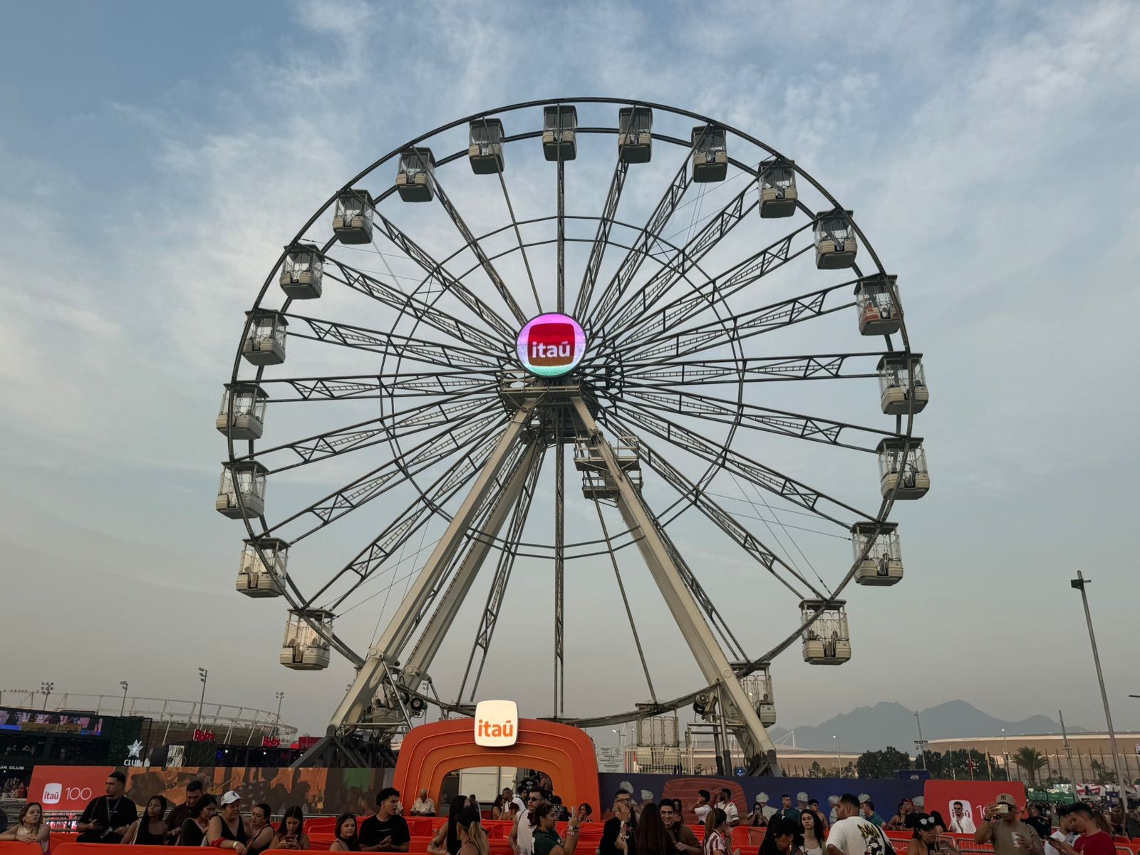 Em menos de 4 horas, roda gigante do Rock in Rio já recebeu mais de 3 mil pessoas; veja quais são os brinquedos do festival 