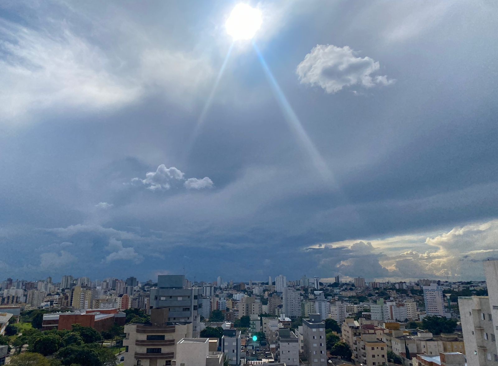 Sol e pancadas de chuvas marcam o fim de semana em Uberlândia e região